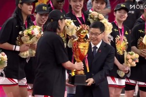 [四川女籃捧杯]四年三冠！賽后頒獎儀式，四川女籃全隊(duì)捧起總冠軍獎杯！