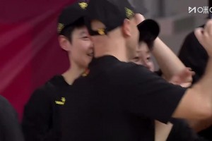 [四川女籃自拍]真的開心！頒獎儀式之前，王思雨帶領(lǐng)四川女籃姑娘們自拍！