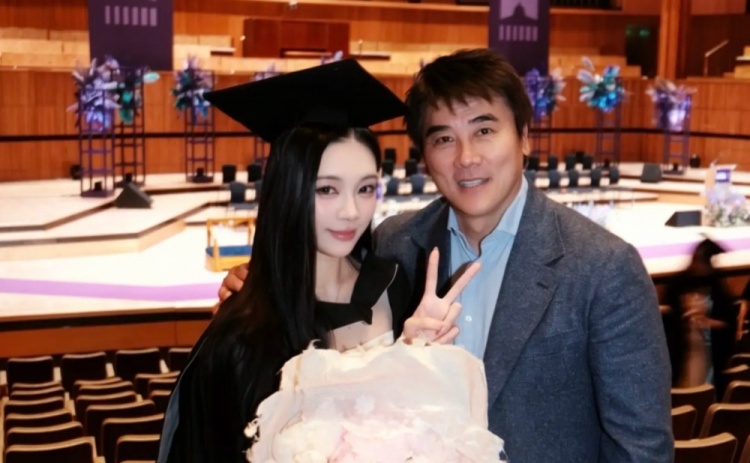李明女兒曬合影回應(yīng)五年禁足：白玉落塵，時間給出答案