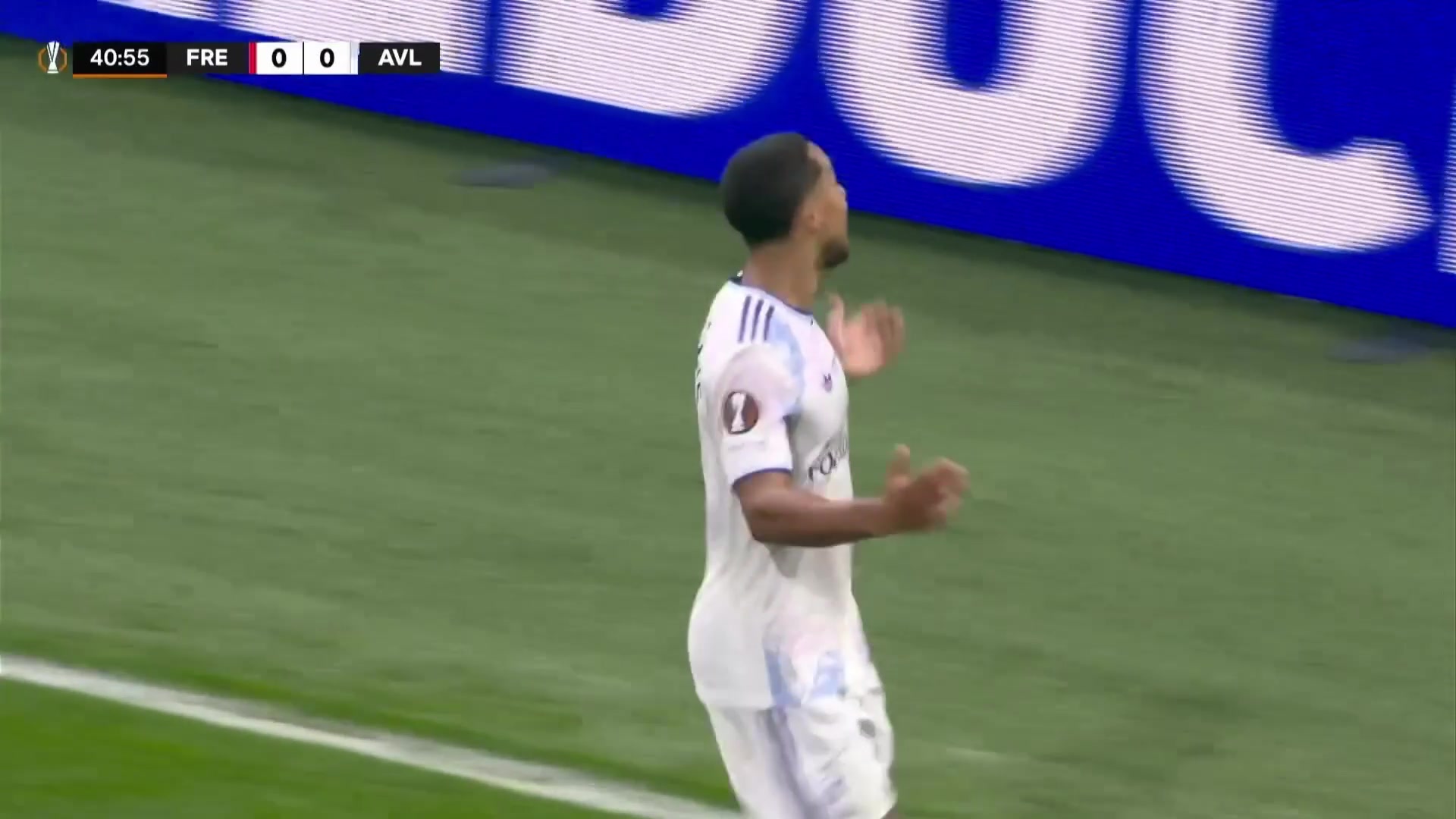 一劍封喉！蒂萊曼斯不停球凌空斬破門！維拉1-0領先弗賴堡！